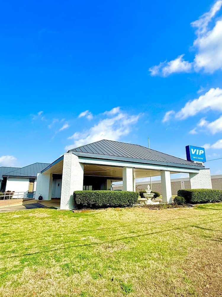 VIP INN AND SUITES featured exterior or lobby in Paris, TX — similar hotel