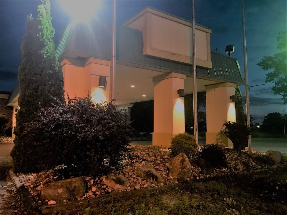 Quality Inn interior in Houghton Lake, MI — gallery photo 2