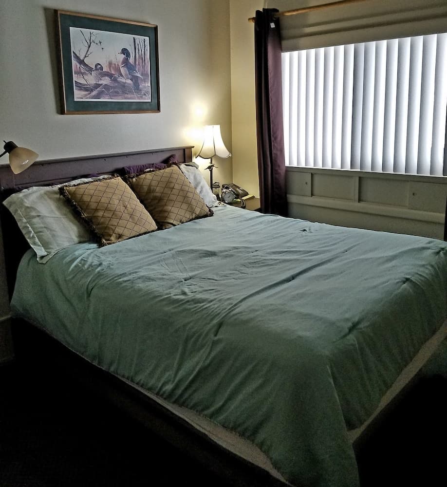 Dawson House Lodge interior in Chemult, OR — gallery photo 2