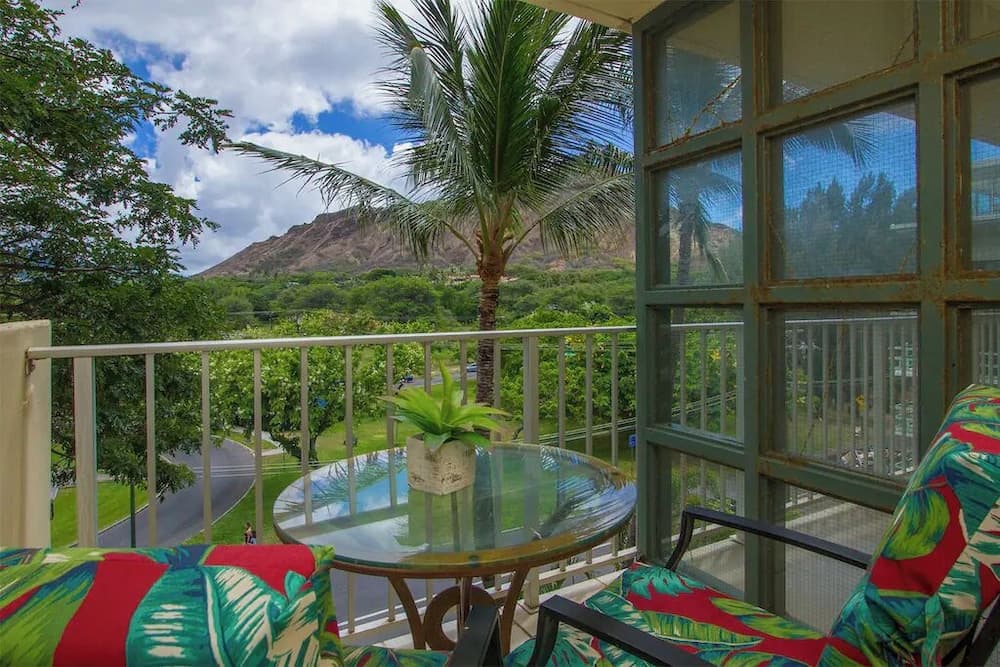 Diamond Head Beach Hotel interior in Honolulu, HI — gallery photo 2