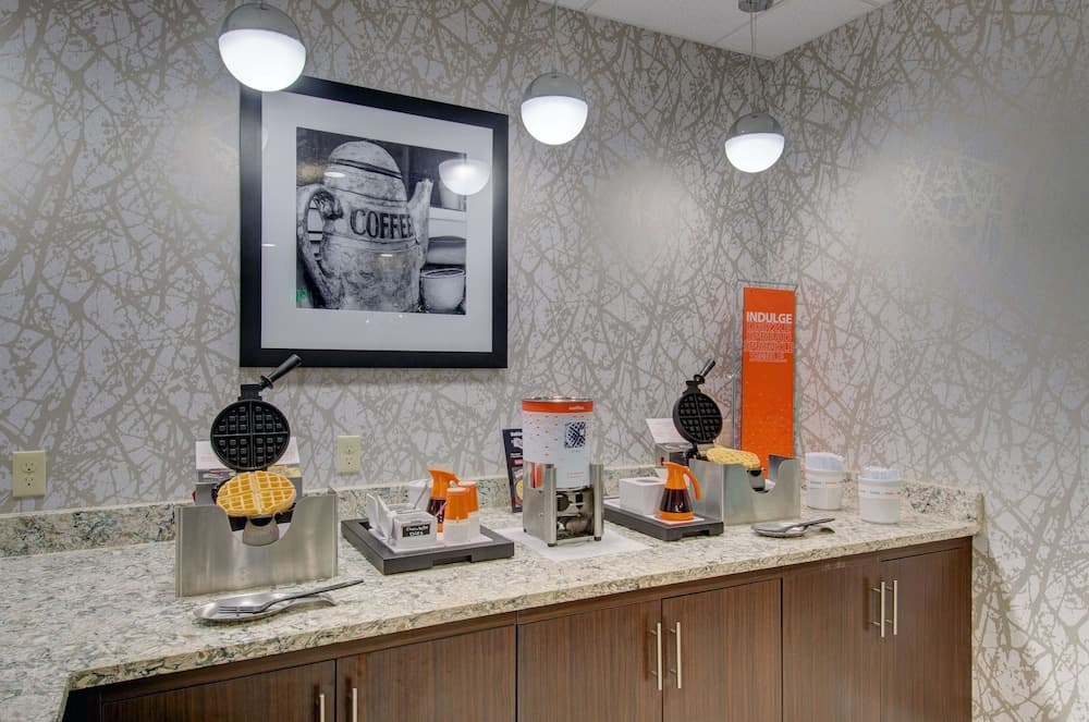 Hampton Inn & Suites Boston/Stoughton gallery photo in Stoughton — image 26