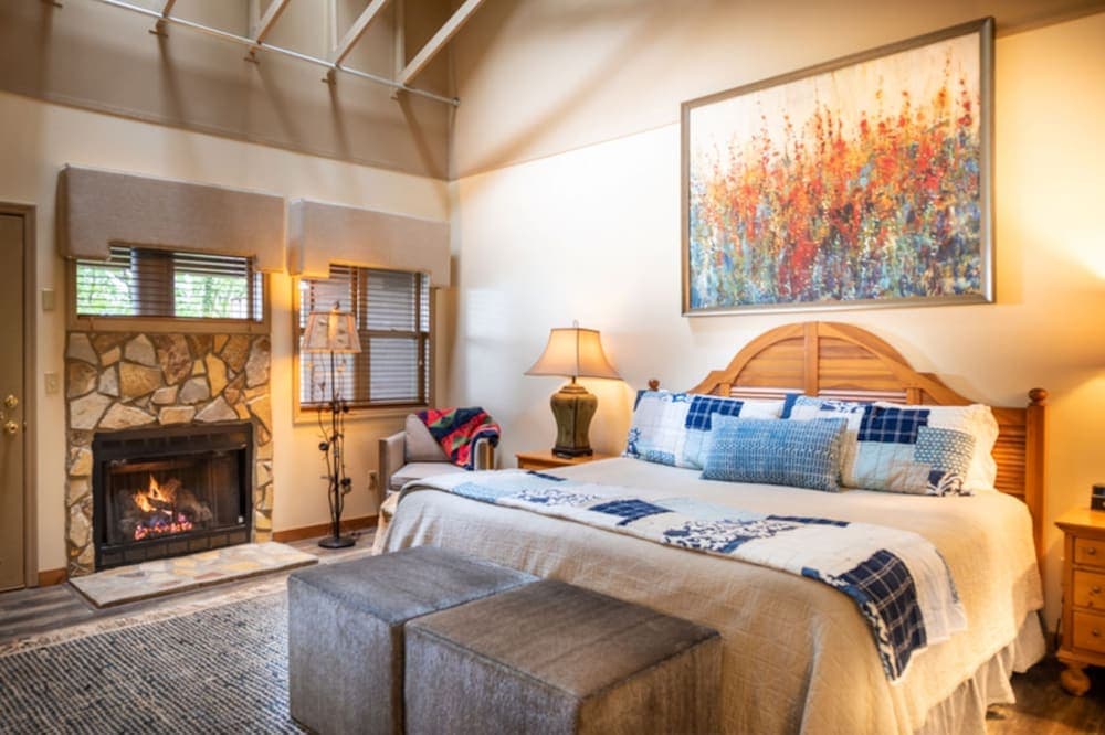 Snowbird Mountain Lodge interior in Robbinsville, NC — gallery photo 2