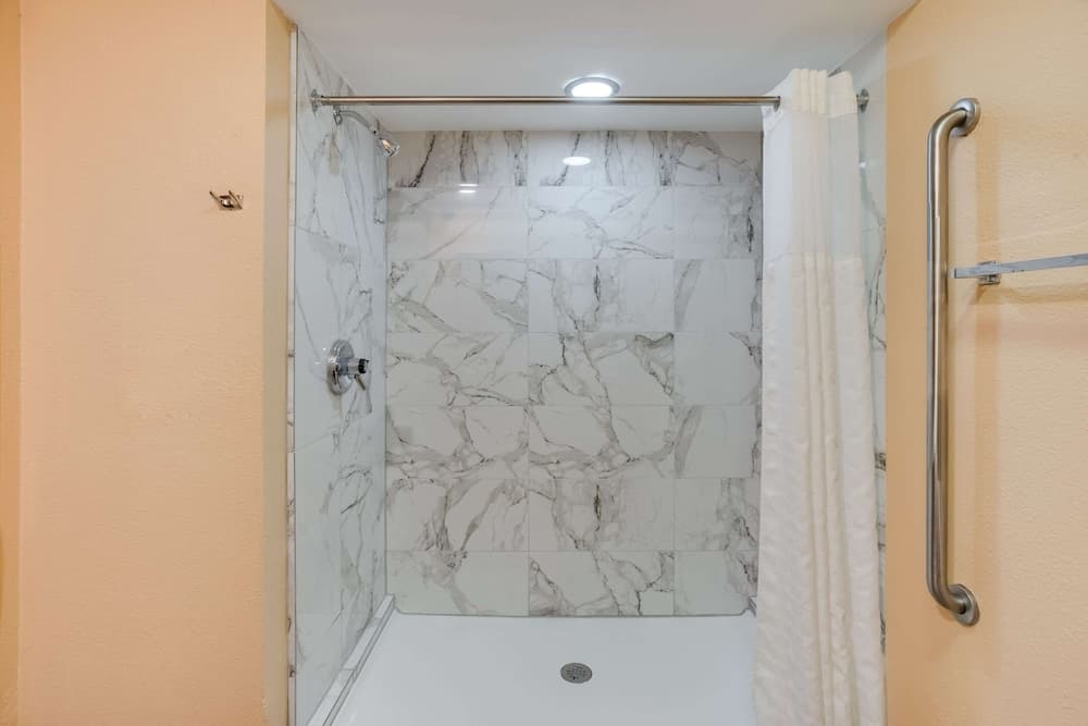 Quality Inn Lees Summit - Kansas City gallery photo in Lee's Summit, MO — image 10