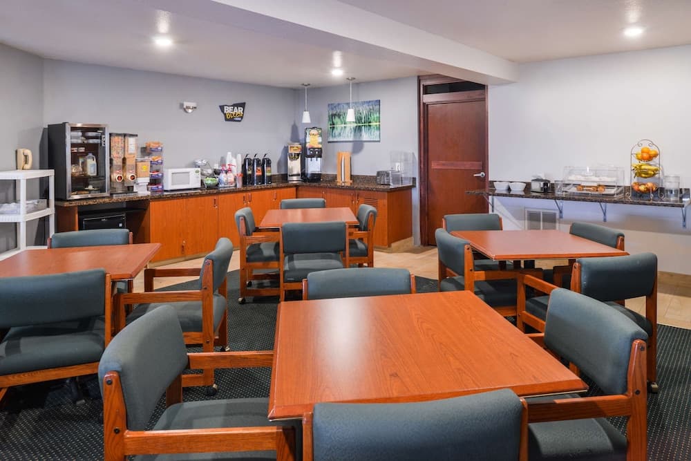Travelodge Suites by Wyndham Newberg gallery photo in Newberg, OR — image 69