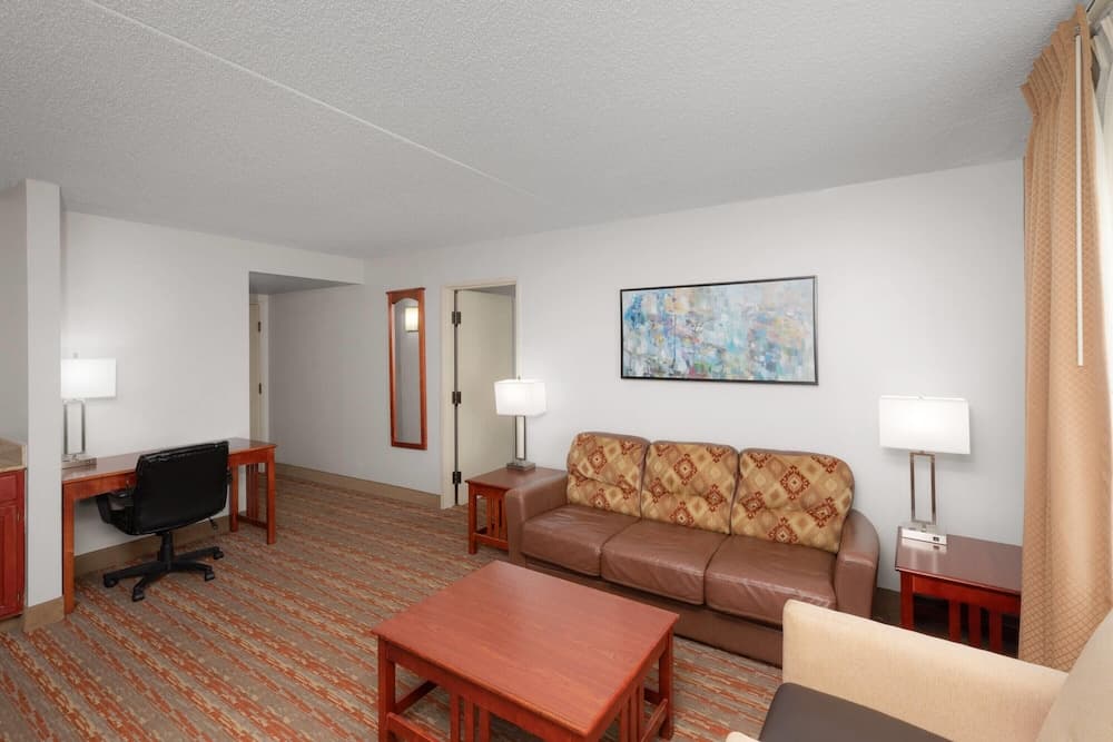 Endeavor Inn & Suites, Trademark Collection by Wyndham gallery photo in Topeka, KS — image 13