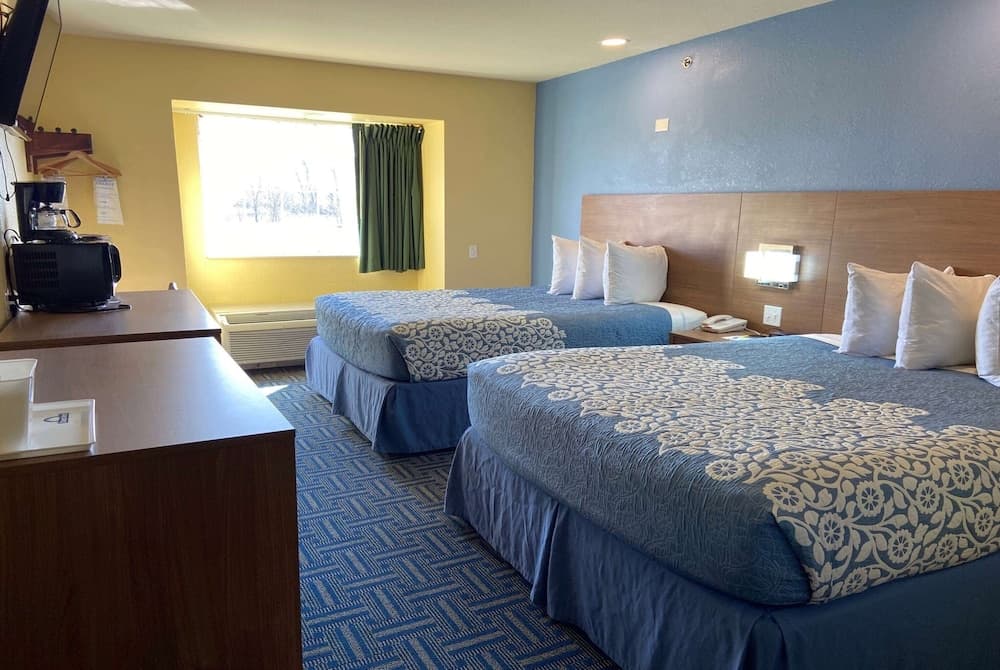 Days Inn & Suites by Wyndham Pryor interior in Pryor, OK — gallery photo 2