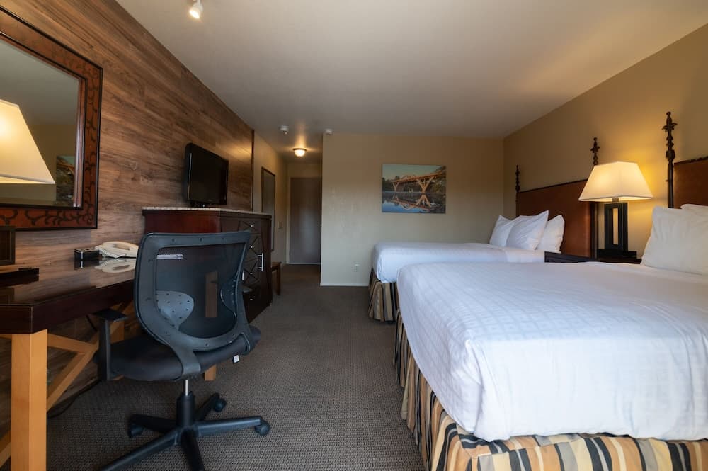 Riverside Inn interior in Grants Pass, OR — gallery photo 2