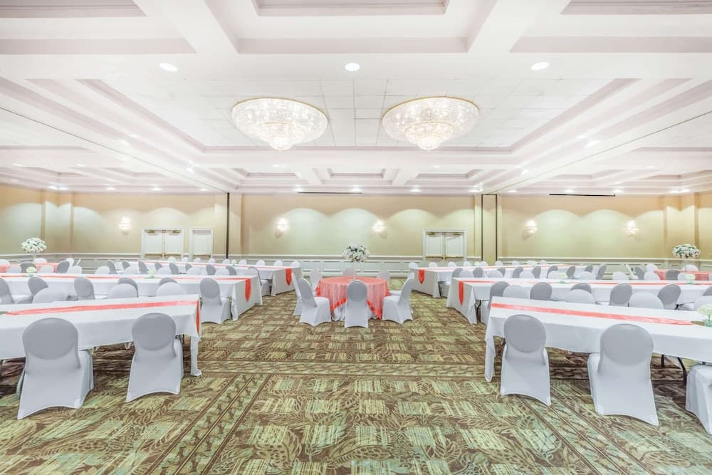 Wyndham Virginia Beach Oceanfront gallery photo in Virginia Beach, VA — image 25