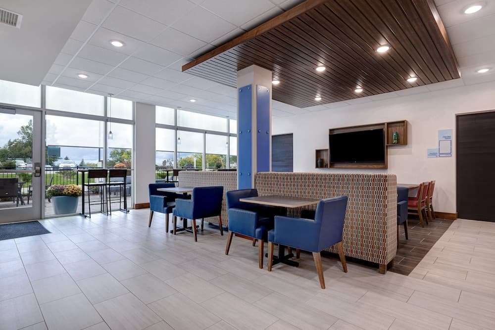 Holiday Inn Express & Suites Detroit Dearborn by IHG gallery photo in Dearborn, MI — image 23