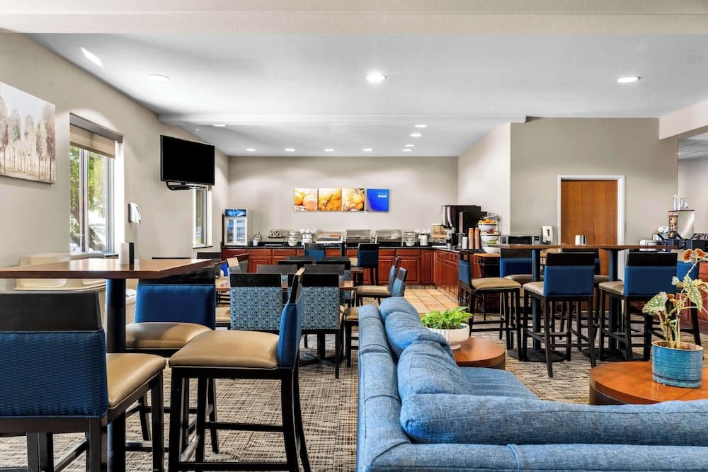 Comfort Inn & Suites Riverton interior in Riverton, WY — gallery photo 2