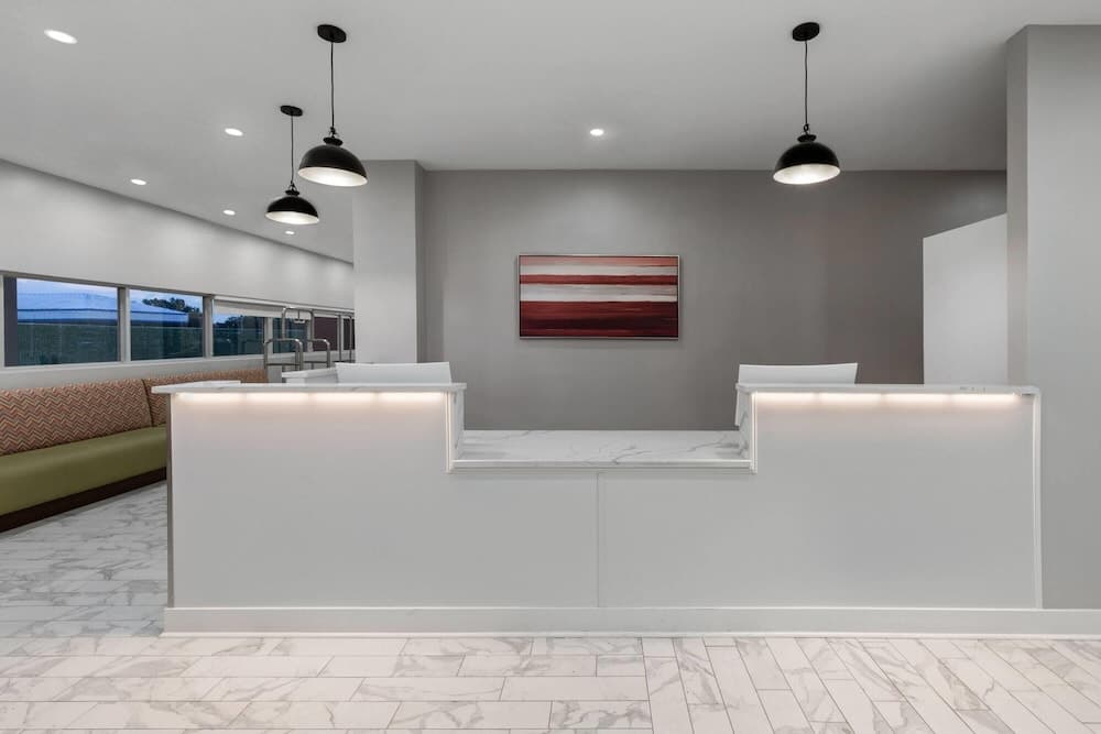 Ramada By Wyndham Kenner/New Orleans Airport South interior in Kenner, LA — gallery photo 2