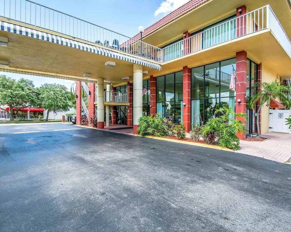 Quality Inn & Suites at Tropicana Field — hotel in St. Petersburg, Florida