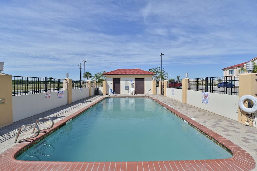 Best Western Lone Star Inn interior in Edna, TX — gallery photo 2