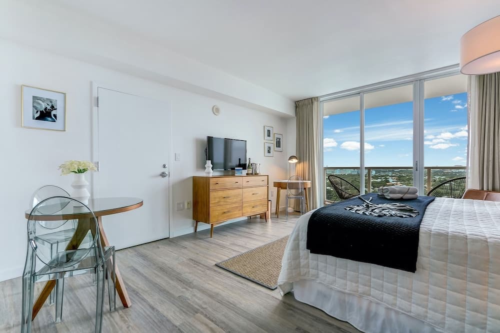 iCoconutGrove Vacation Rentals interior in Miami, FL — gallery photo 2