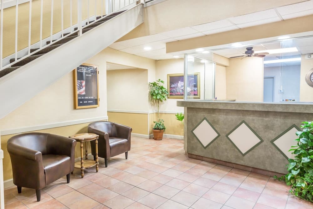 Super 8 by Wyndham Knoxville Downtown Area interior in Knoxville, TN — gallery photo 2