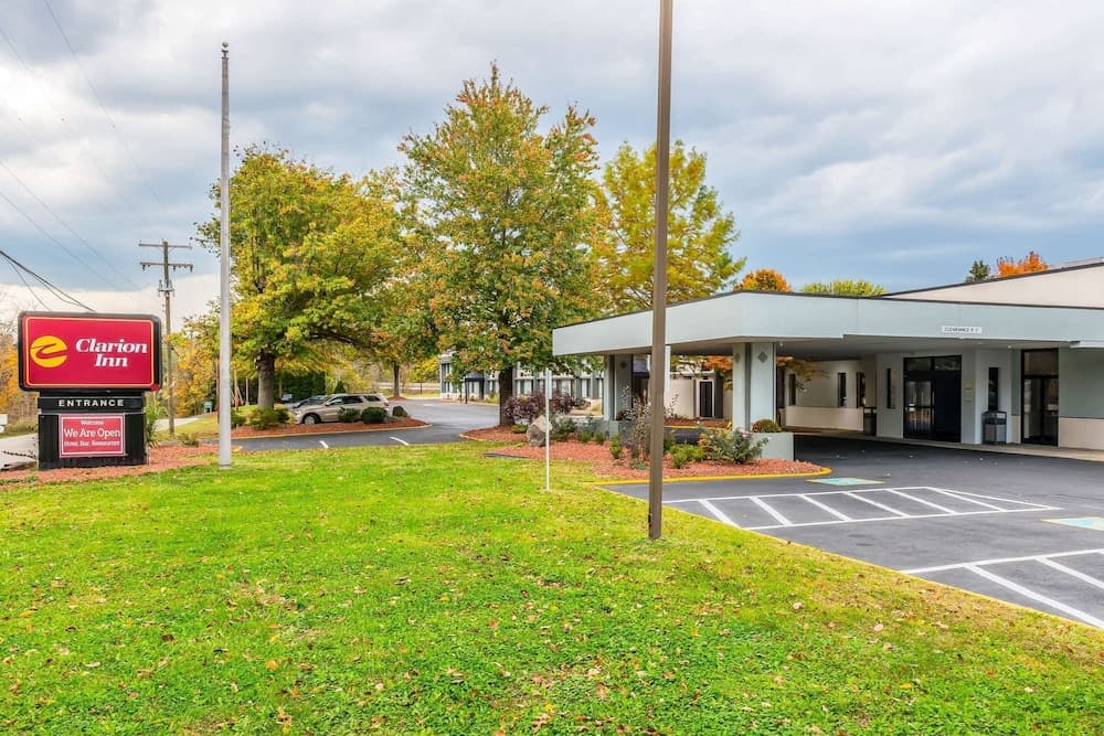 Clarion Inn Belle Vernon featured exterior or lobby in Belle Vernon, PA — similar hotel