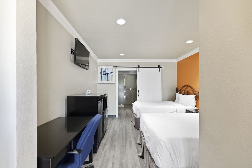 Le Blanc Inn & Suites gallery photo in El Monte, CA — image 5