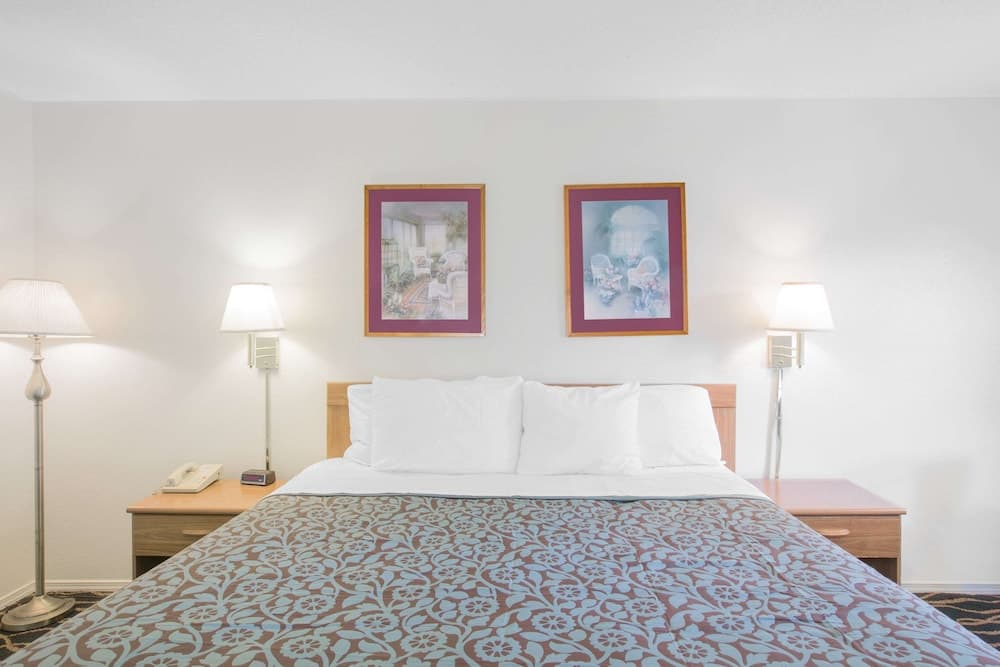 Days Inn by Wyndham Hardy interior in Hardy, AR — gallery photo 2