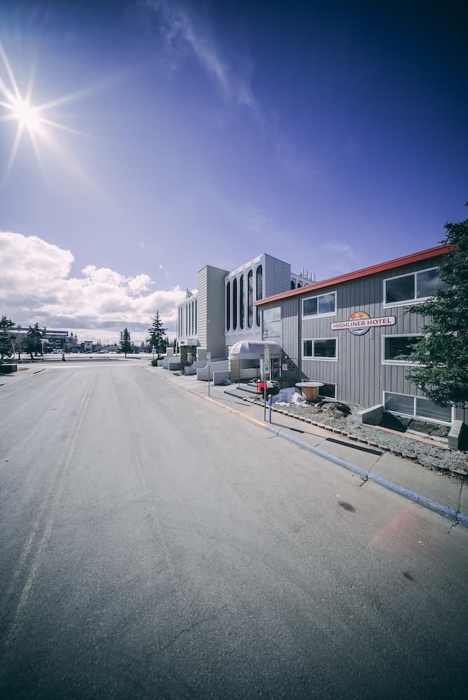 Highliner Hotel - Deluxe King with City View featured exterior or lobby in Anchorage, AK — similar hotel
