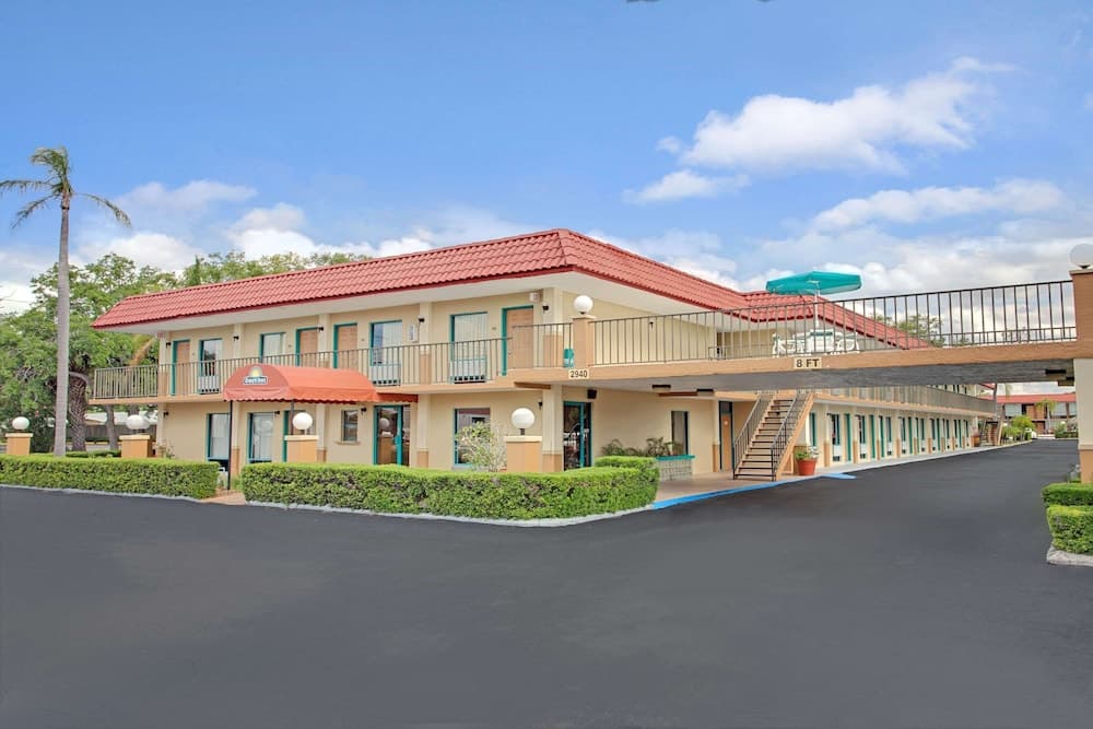 Days Inn by Wyndham Clearwater/Gulf to Bay featured exterior or lobby in Clearwater, FL — similar hotel