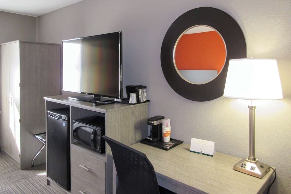 Quality Inn & Suites Hammond Near I-8090 interior in Hammond, IN — gallery photo 2