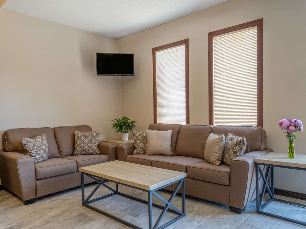 Super 8 by Wyndham Clinton interior in Clinton, IA — gallery photo 2