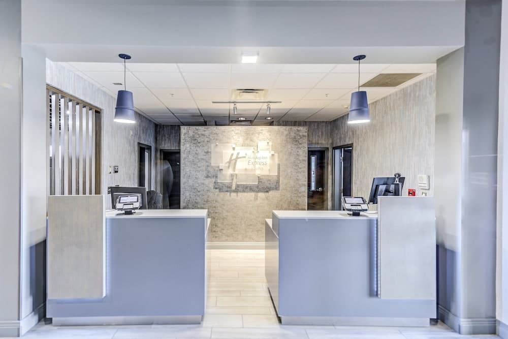 Holiday Inn Express Hotel & Suites Columbus Univ Area - Osu by IHG interior in Columbus, OH — gallery photo 2