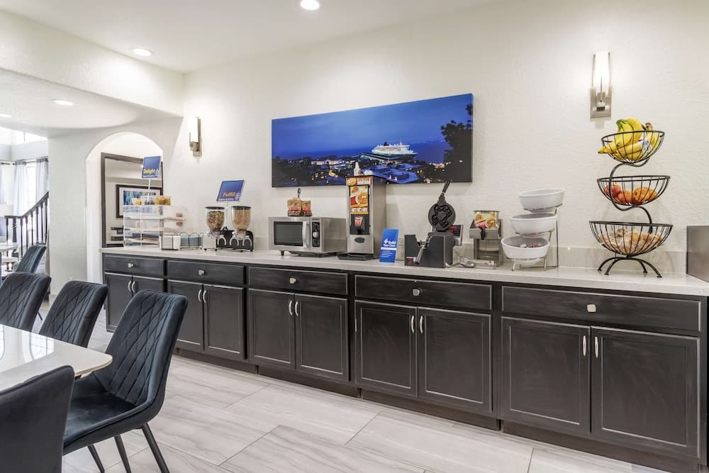 Best Western Texas City I-45 interior in Texas City, TX — gallery photo 2