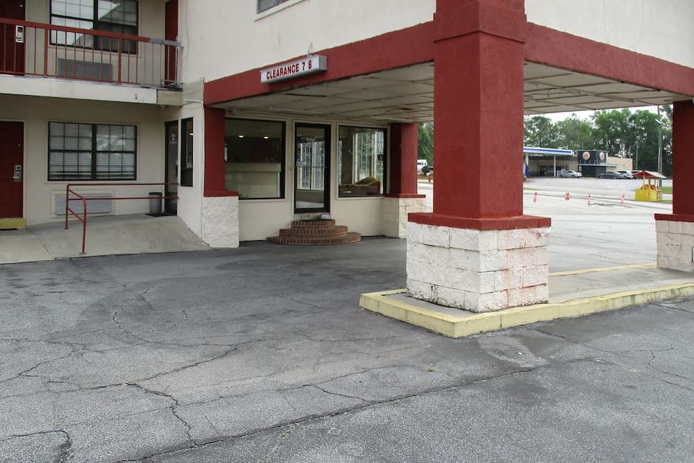 Budget Inn of Jasper interior in Jasper, FL — gallery photo 2