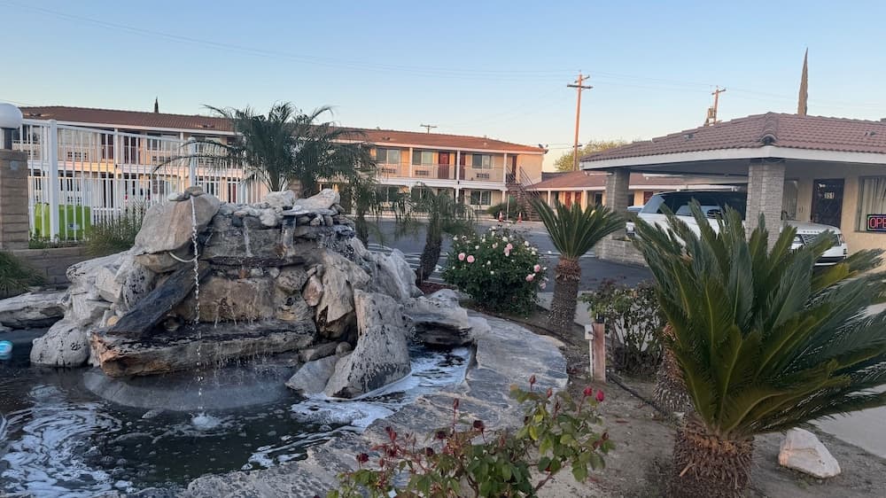 PACIFIC EXPRESS INN interior in Merced, CA — gallery photo 2