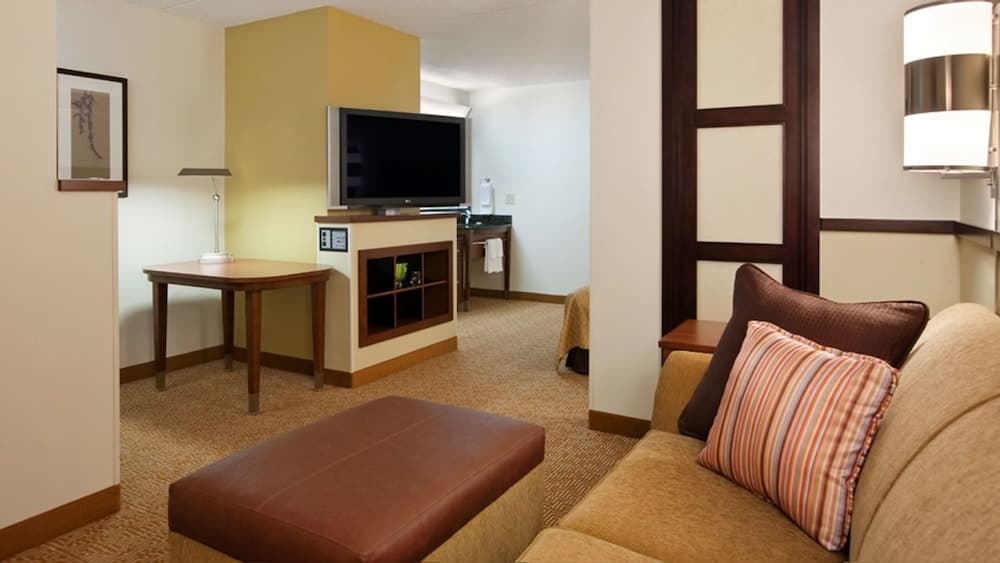 Comfort Suites Milwaukee West interior in Milwaukee, WI — gallery photo 2