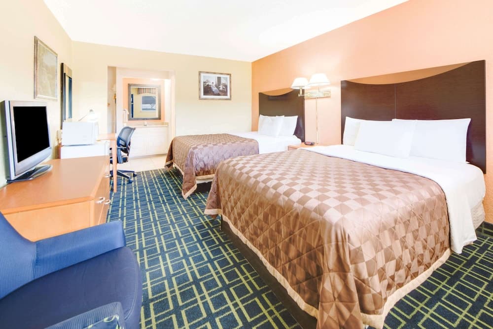Travelodge by Wyndham Ruidoso property views in Ruidoso, NM — gallery photo 3