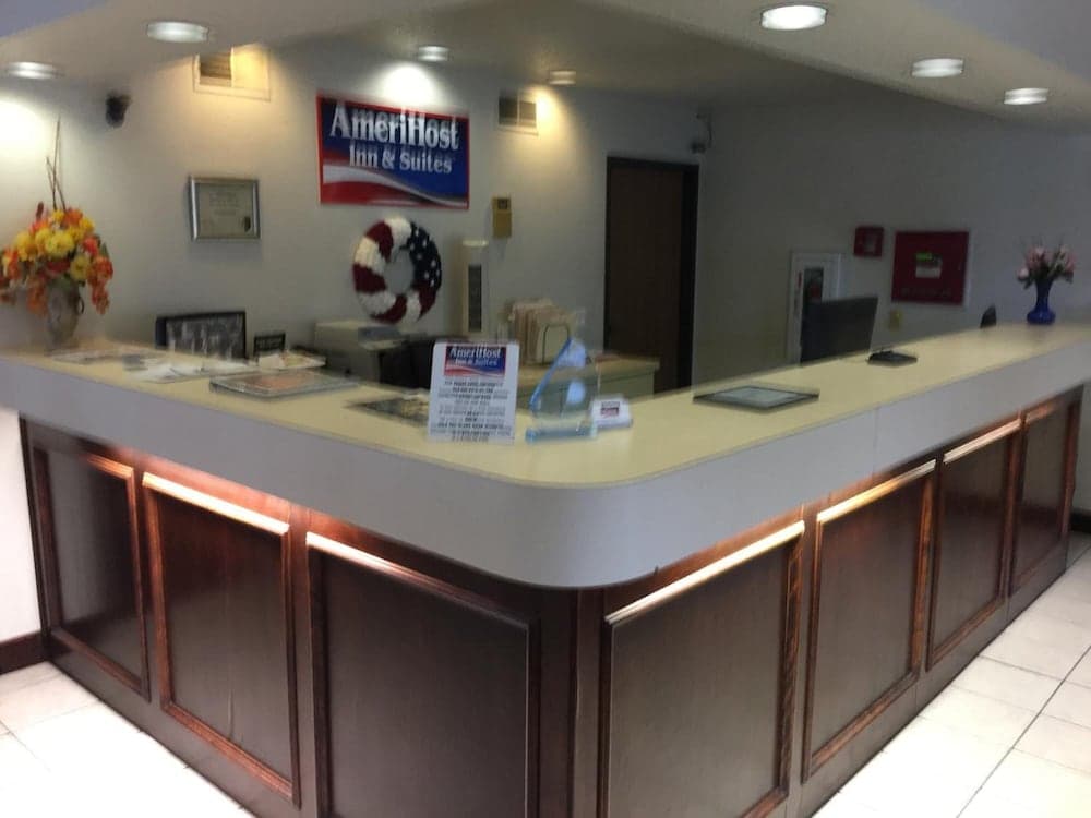 Capital O Amerihost Inn and Suites Fulton Hwy 54 MO interior in Fulton, MO — gallery photo 2