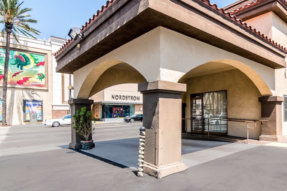 Rodeway Inn Regalodge property views in Glendale, CA — gallery photo 3