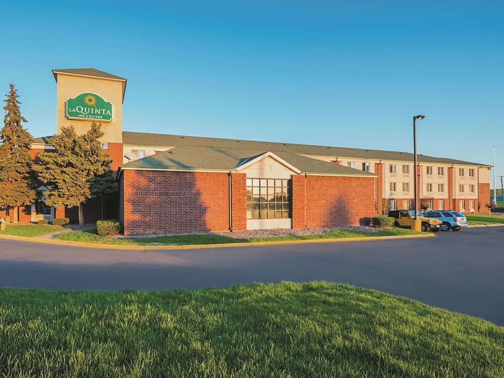 La Quinta Inn & Suites by Wyndham Minneapolis Northwest featured exterior or lobby in Brooklyn Park, MN — similar hotel
