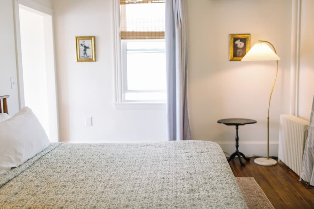 Admirals Quarters Inn interior in Boothbay Harbor — gallery photo 2