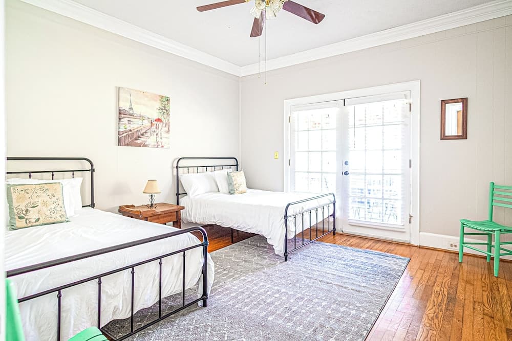 Historic Lakebottom Park Charm interior in Columbus, GA — gallery photo 2