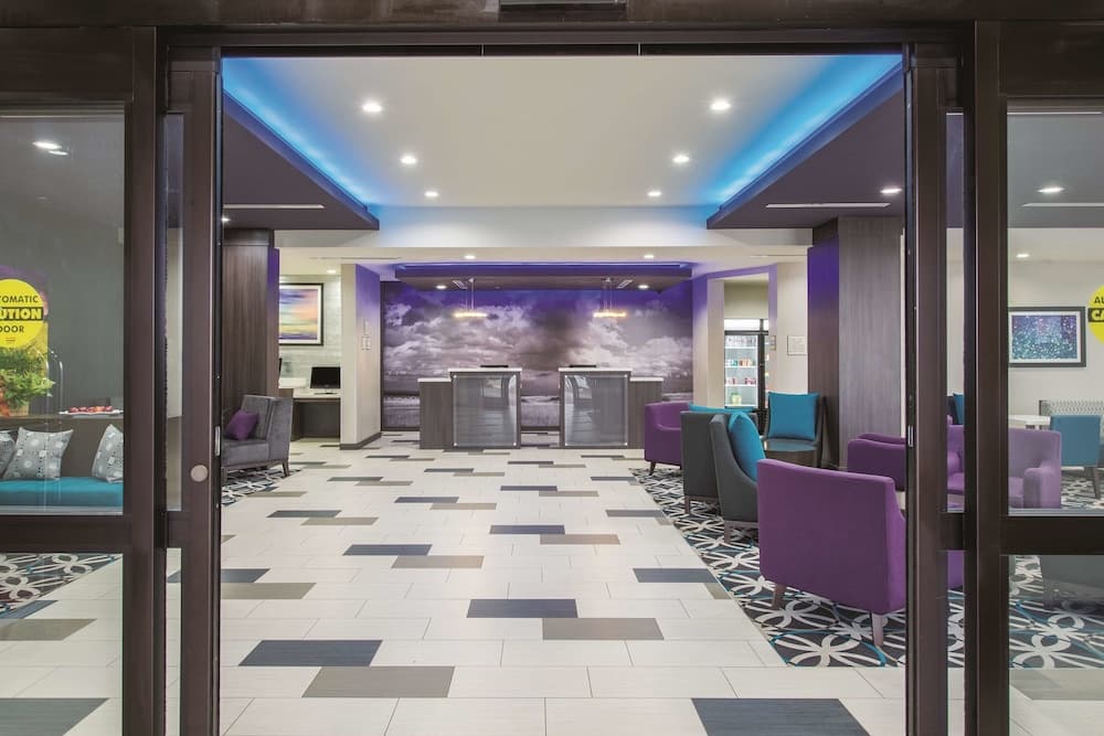 La Quinta Inn & Suites by Wyndham Enid interior in Enid, OK — gallery photo 2