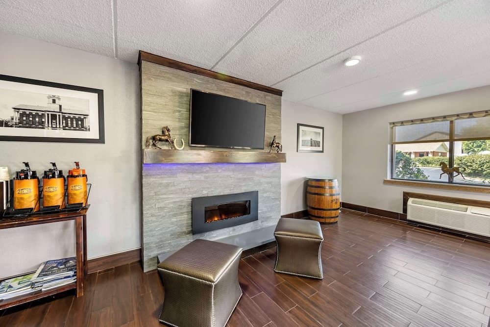 Best Western Shelbyville Inn and Suites Celebration Inn interior in Shelbyville, TN — gallery photo 2