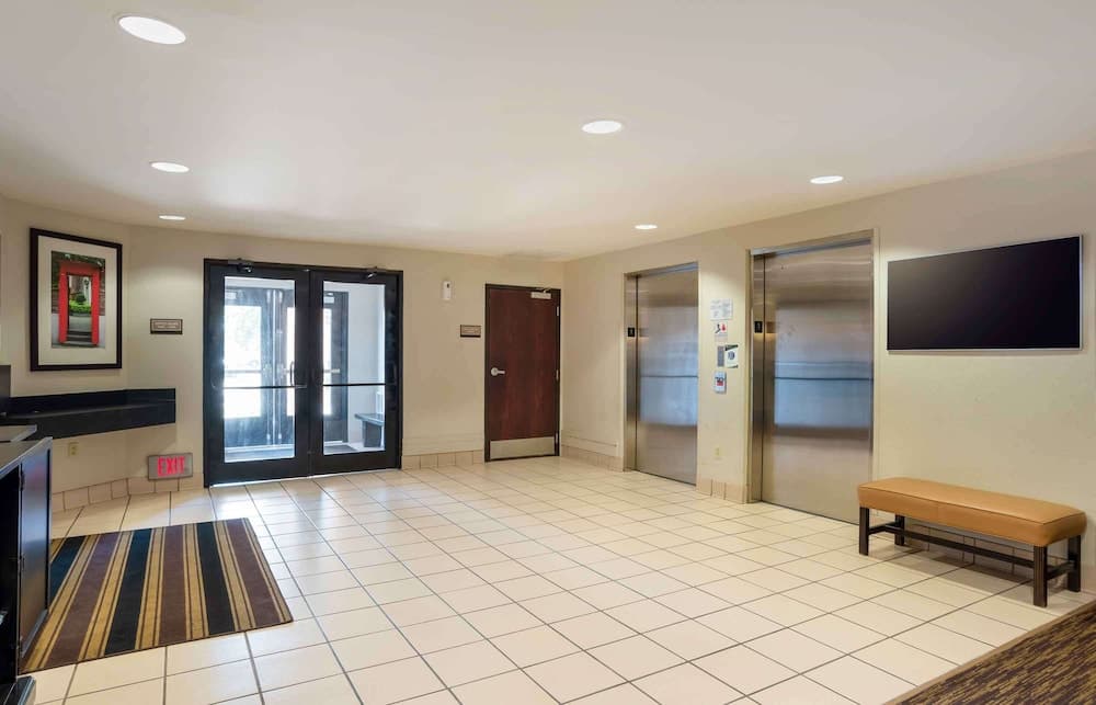 Extended Stay America Suites New Orleans Metairie interior in Metairie, LA — gallery photo 2