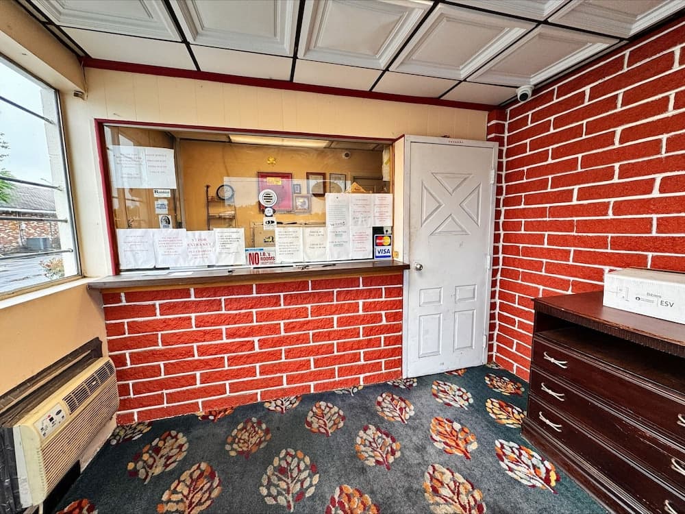 Cloverleaf Motel Richmond Near Turnpike property views in Richmond, VA — gallery photo 3