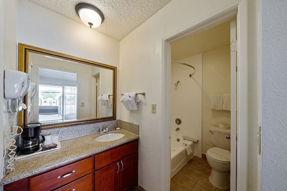 MC Pacific Inn & Suites gallery photo in Torrance, CA — image 6