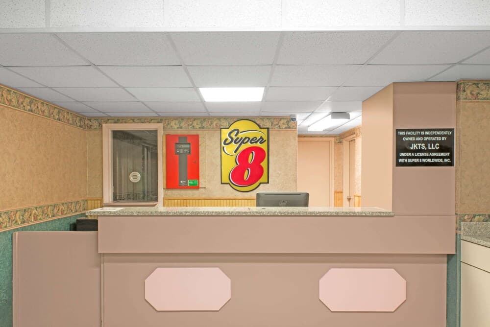 Super 8 by Wyndham Wapakoneta interior in Wapakoneta, OH — gallery photo 2