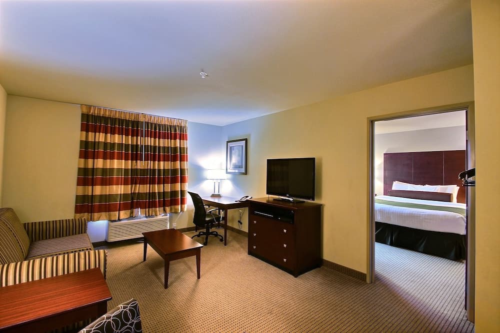 AmericInn by Wyndham Oshkosh gallery photo in Oshkosh, WI — image 19