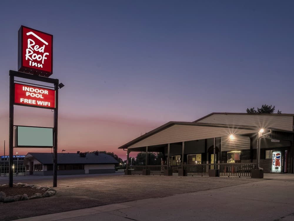 Red Roof Inn Vermillion - U of South Dakota featured exterior or lobby in Vermillion, SD — similar hotel