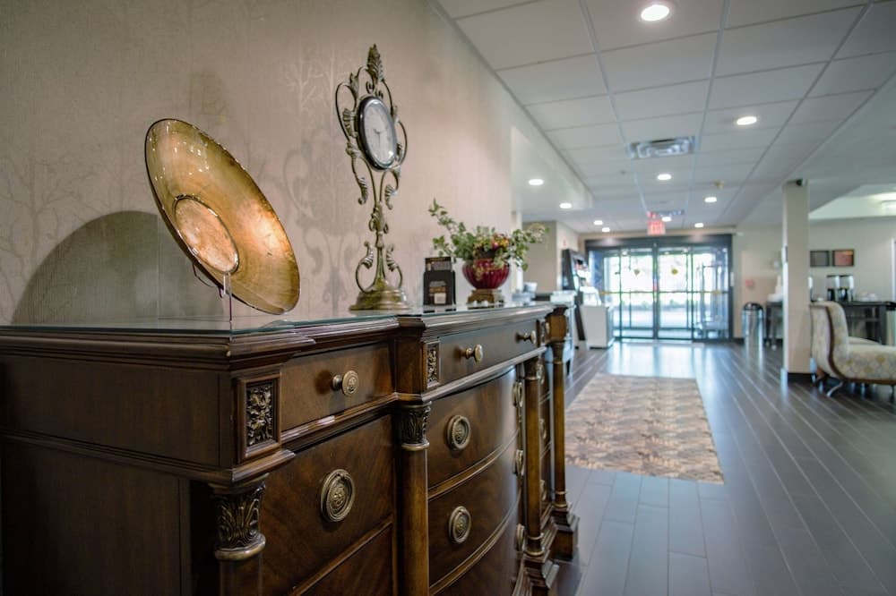 Hampton Inn Oklahoma City/Yukon interior in Yukon, OK — gallery photo 2
