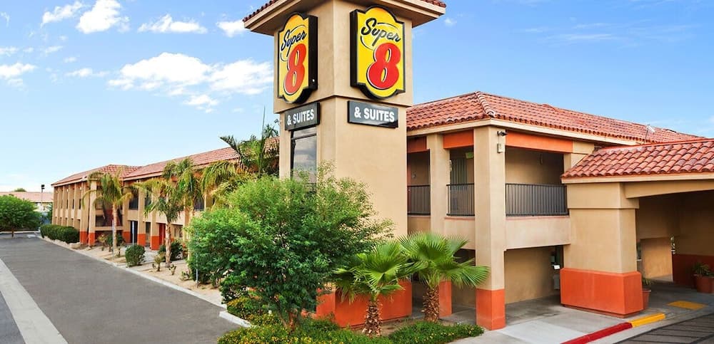 Super 8 by Wyndham Indio property views in Indio, CA — gallery photo 3