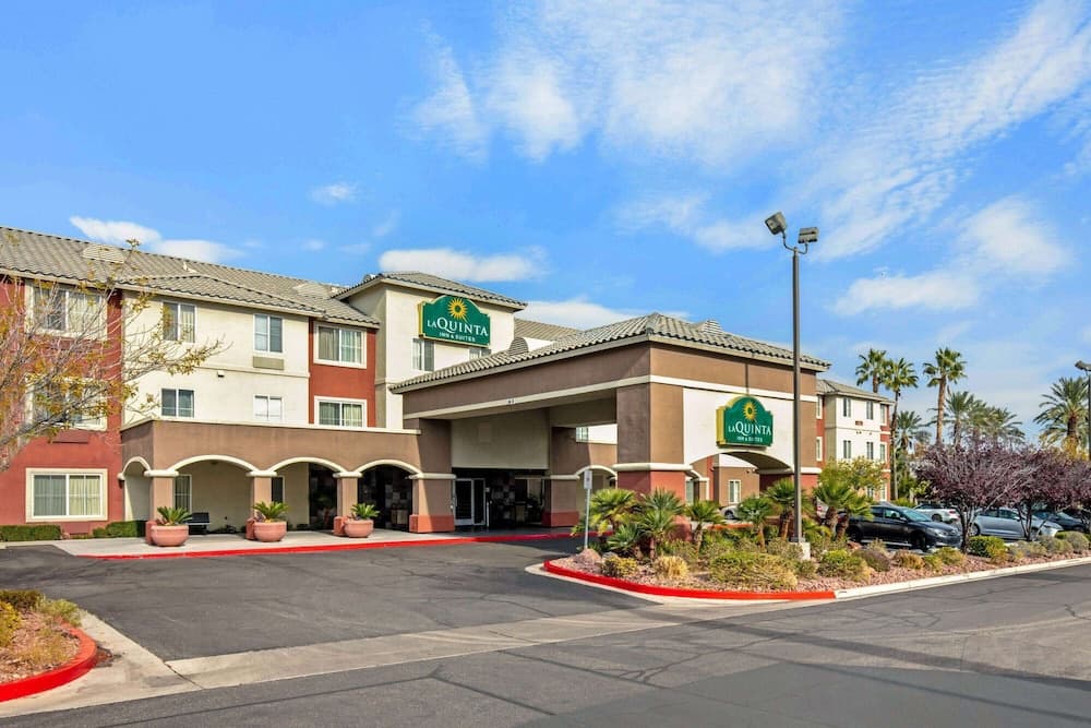 La Quinta Inn & Suites by Wyndham Las Vegas Red Rock featured exterior or lobby in Las Vegas, NV — similar hotel