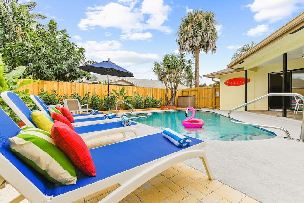 Luxury Sleeps 12 Kings Pool 2 Hot Tubs — hotel in Palm Beach Gardens, Florida