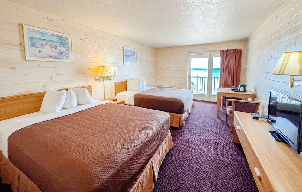 Blue Water Beachfront Hotel & Waterpark interior in Mackinaw City, MI — gallery photo 2